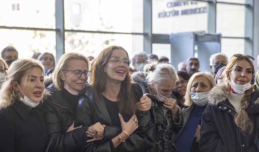 Zge Ulusoy Un Babas I In Cemevinde Cenaze T Reni D Zenlendi