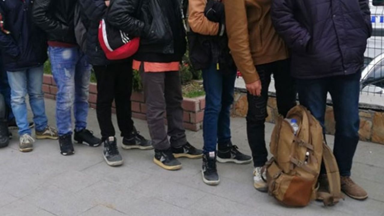 Polisler Beyoğlu'nda 120 düzensiz göçmen yakaladı!