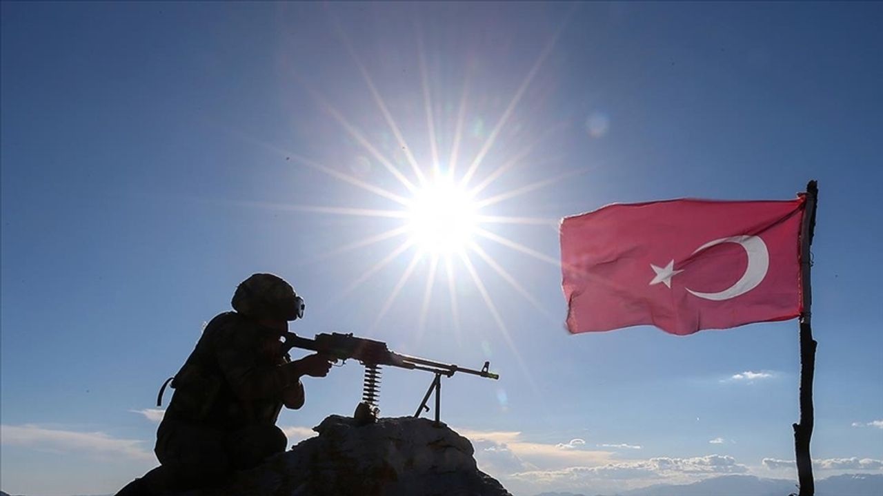Yasa dışı yollarla sınırı geçmeye çalışan 2'si PKK'lı, 1'i FETÖ'cü 3 kişi yakalandı