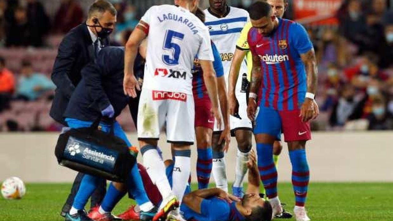 Barcelona'nın yıldız oyuncusu nefessiz kalarak bir anda kendini yere bıraktı!