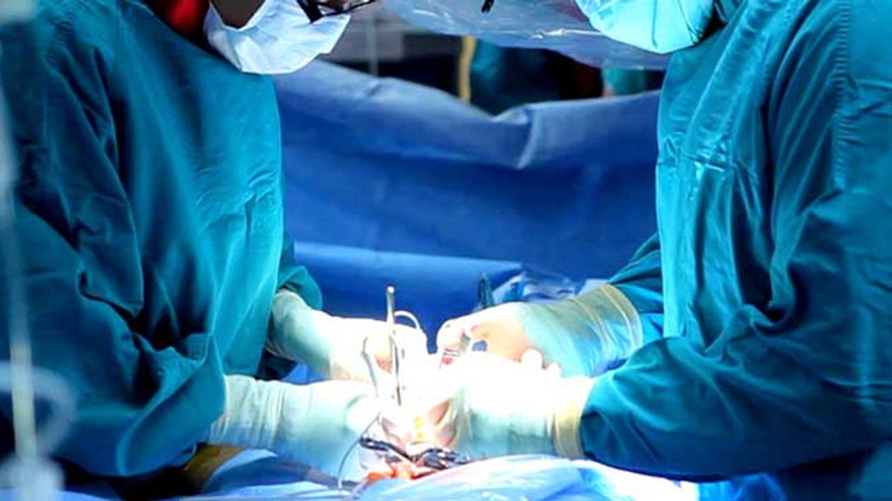 Tıp tarihinde bir ilk: Anne karnındaki bebeğe beyin ameliyatı yapıldı