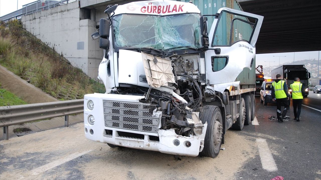 Kuzey Marmara Otoyolu'nda iki kamyon çarpıştı