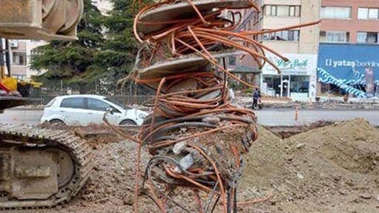 Ankara Büyükşehir Belediyesi ekipleri TRT'nin kablolarını kopardı!