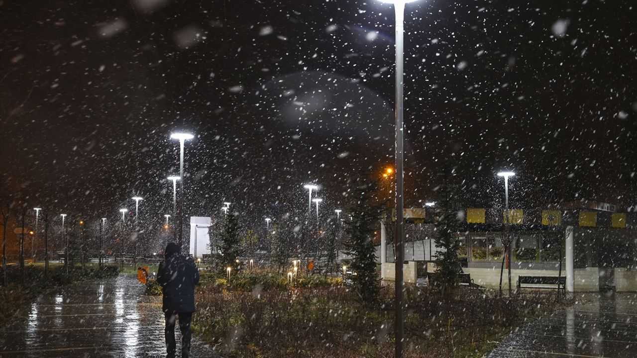 Ankara'ya mevsimin ilk karı yağdı
