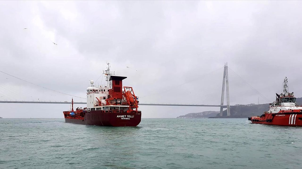 İstanbul Boğazı, gemi trafiğine kapatıldı