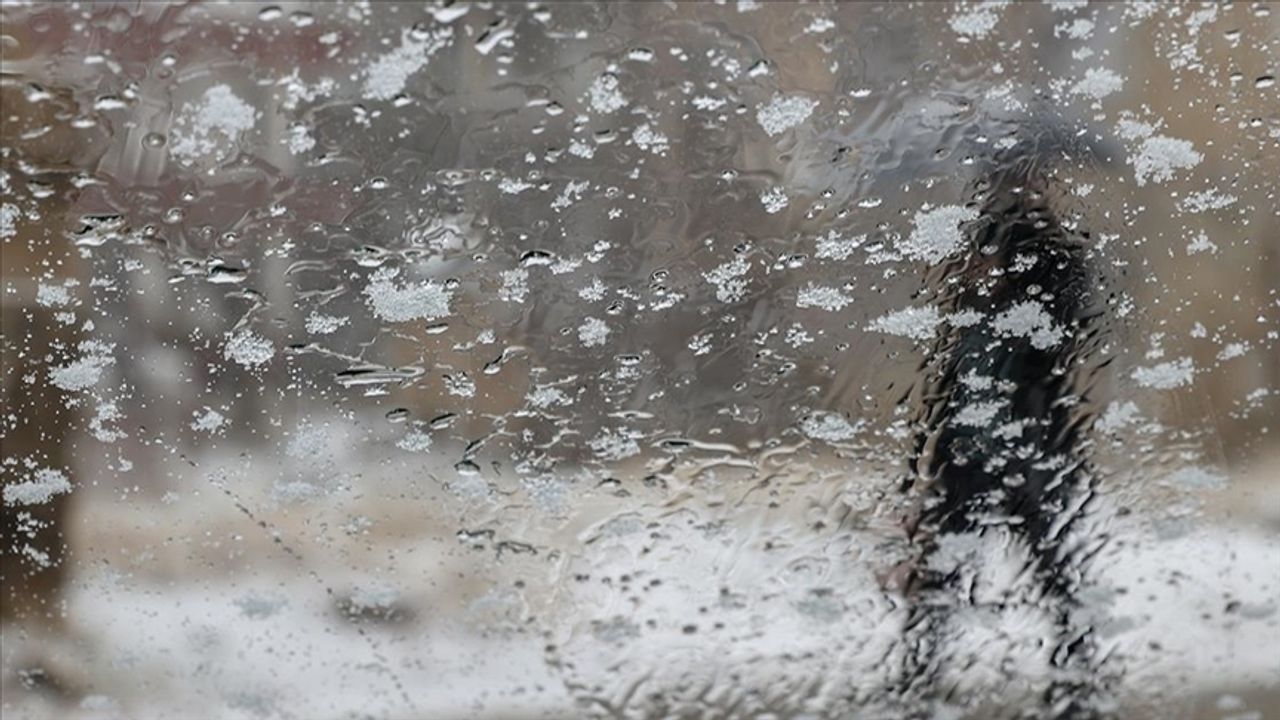 İran’ın bazı kentlerinde kar yağışı nedeniyle okullar tatil edildi