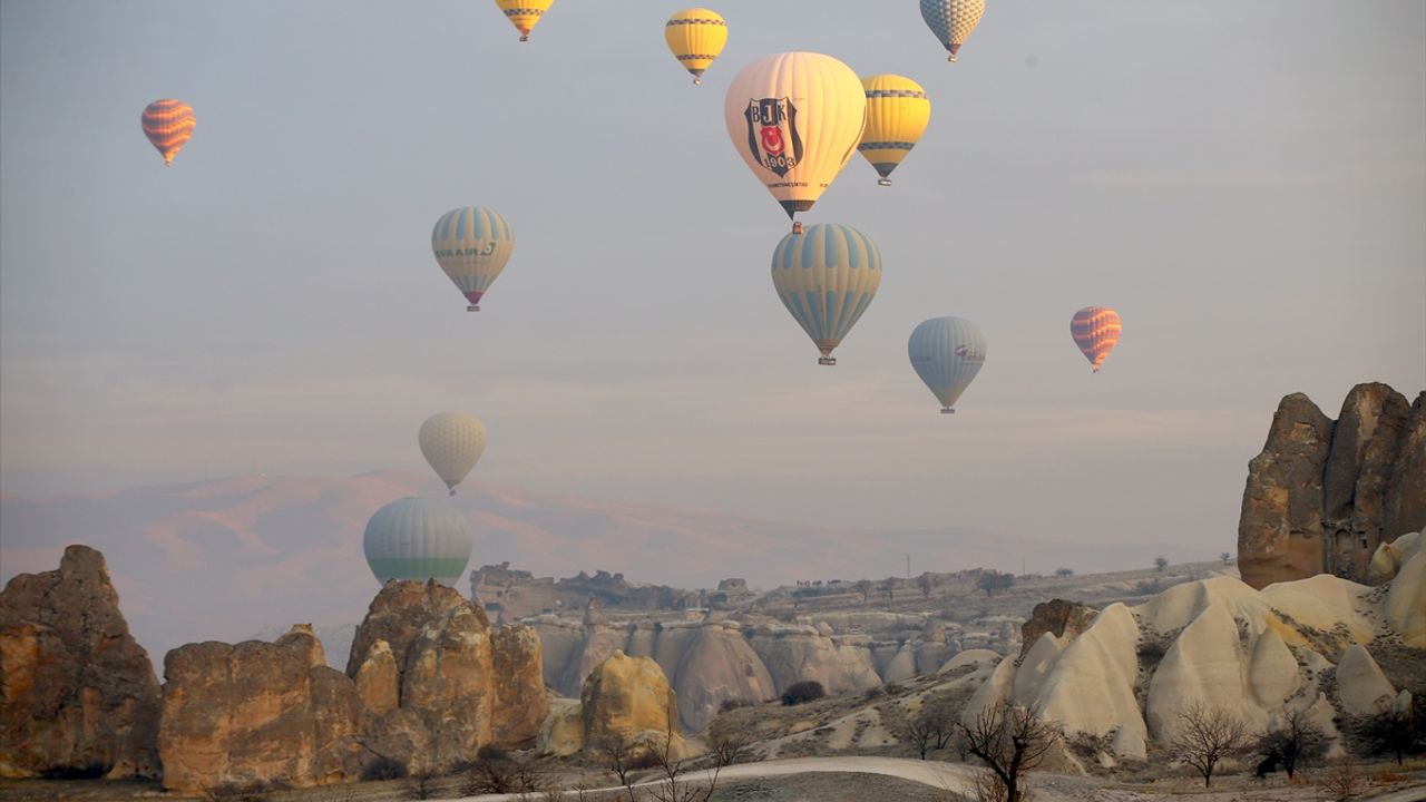 Turistler yeni yılın ilk gününde Kapadokya'da tur etkinliklerine katıldı