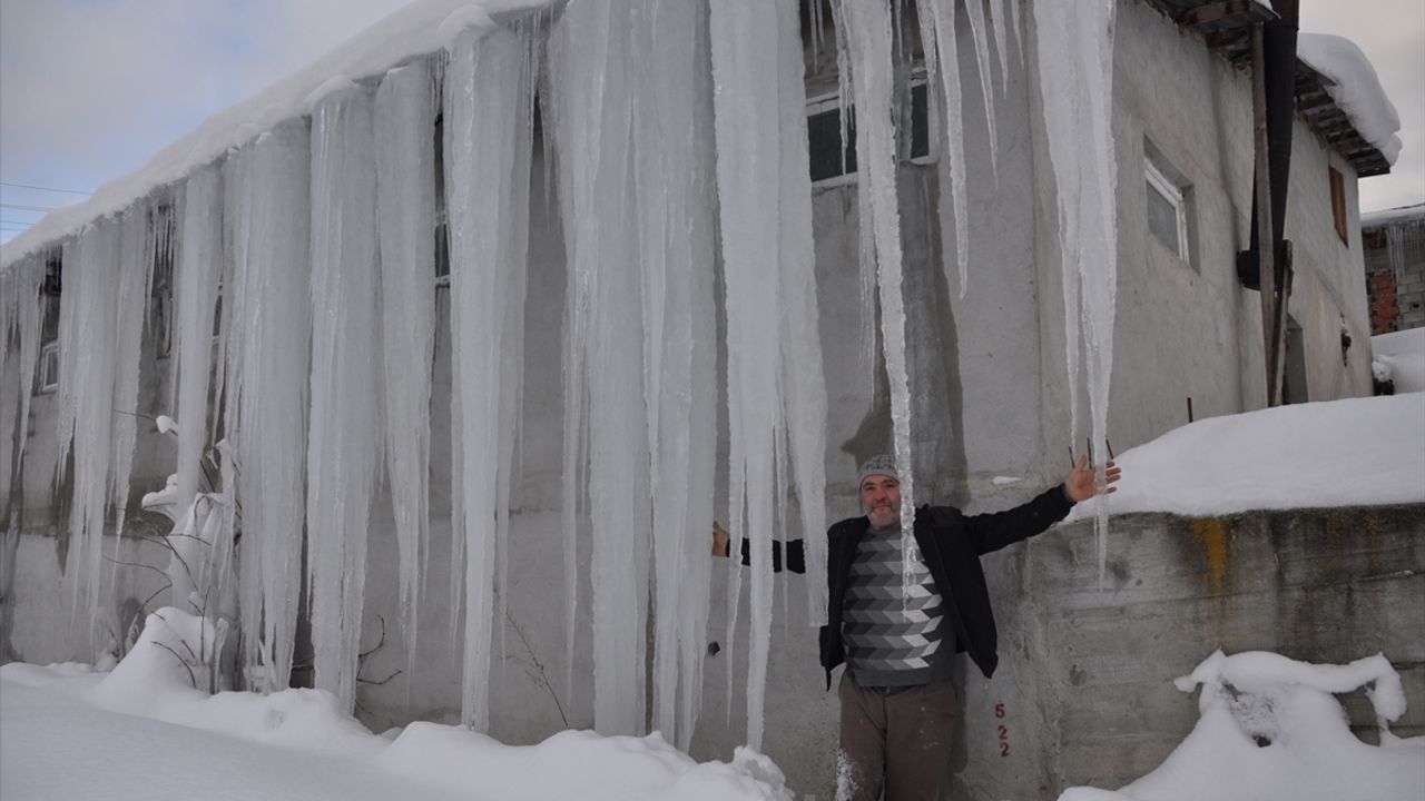 Bolu'da buz sarkıtlarının boyu 3 metreye ulaştı