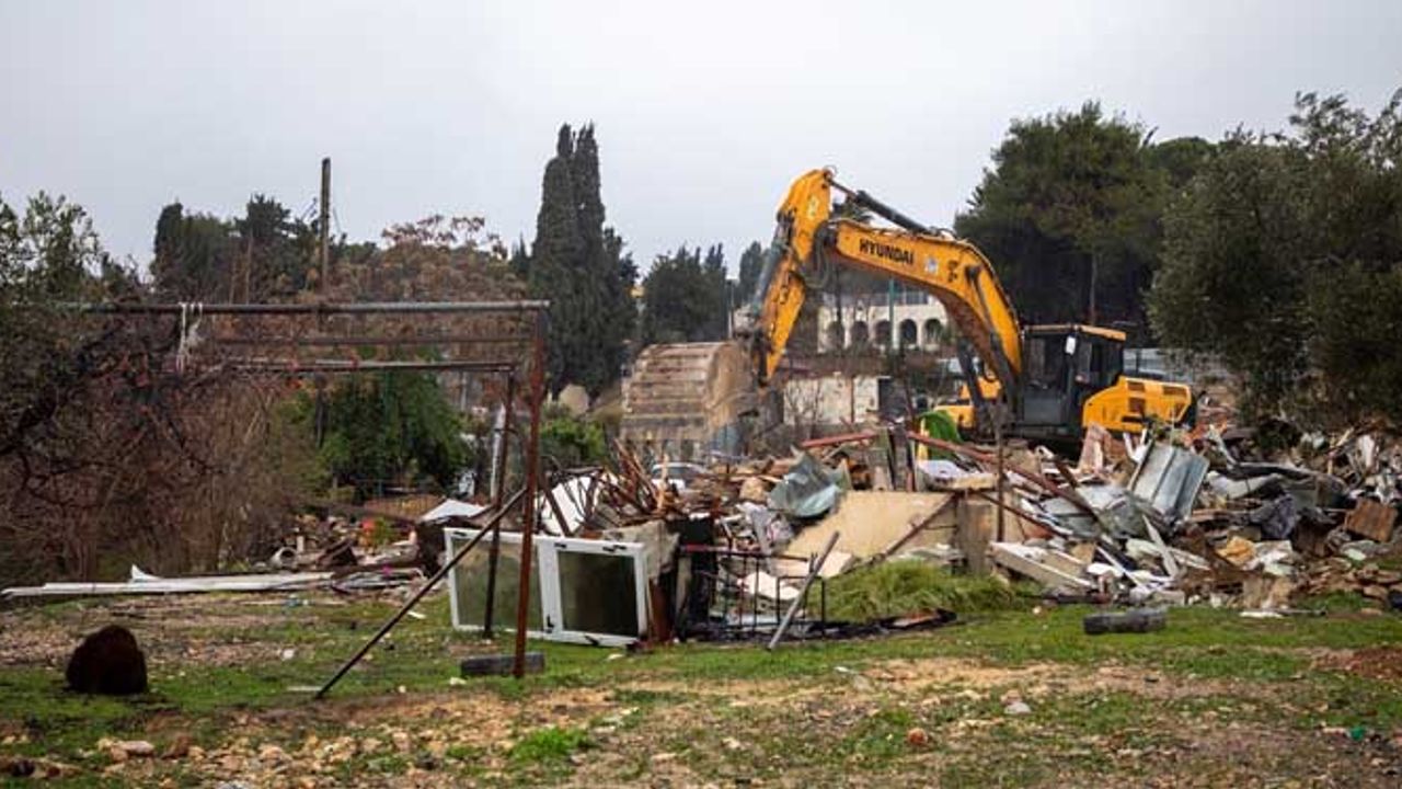İşgalci İsrail güçleri, Filistinli ailenin 74 yıllık evini gece yarısı baskınıyla yıktı