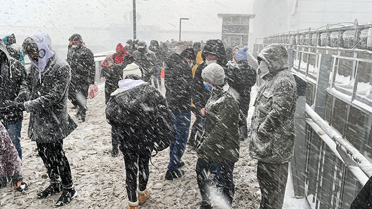 İstanbul'da kar yağışı hayatı felç etti!