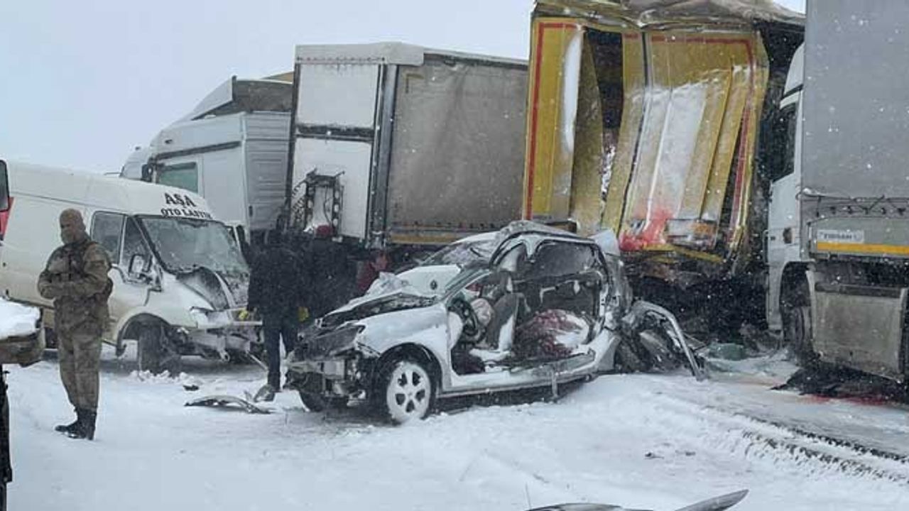 Mardin'de zincirleme trafik kazası: 3 ölü, 12 yaralı