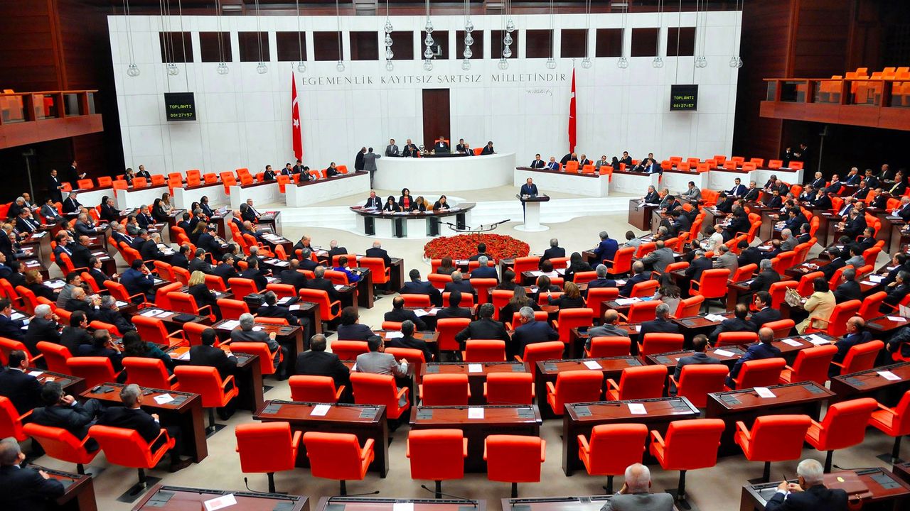Meclis'te Emin Akbaşoğlu ve Haydar Akar arasında büyük tartışma!