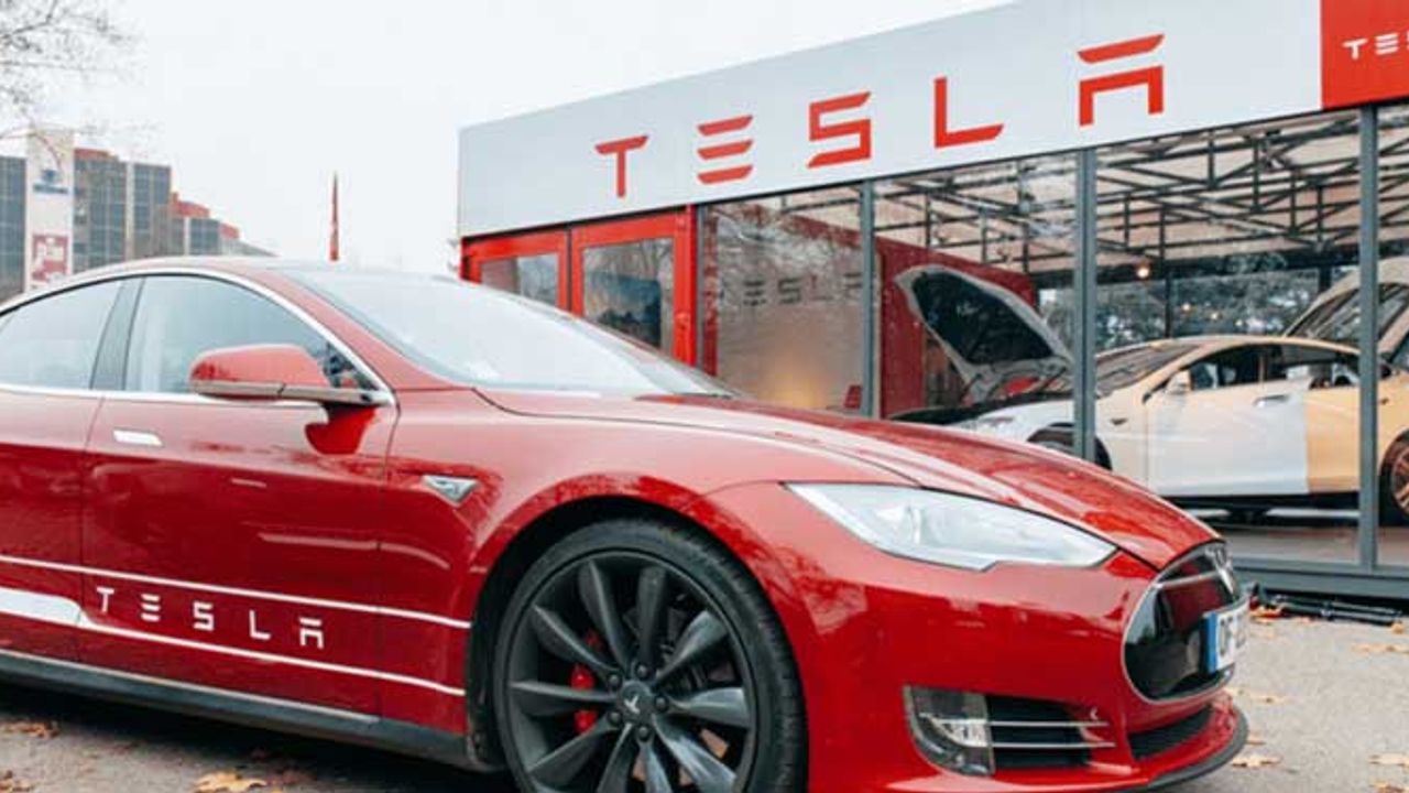 Tesla, Çin'de satılan 1,6 milyon elektrikli aracını geri çağırdı