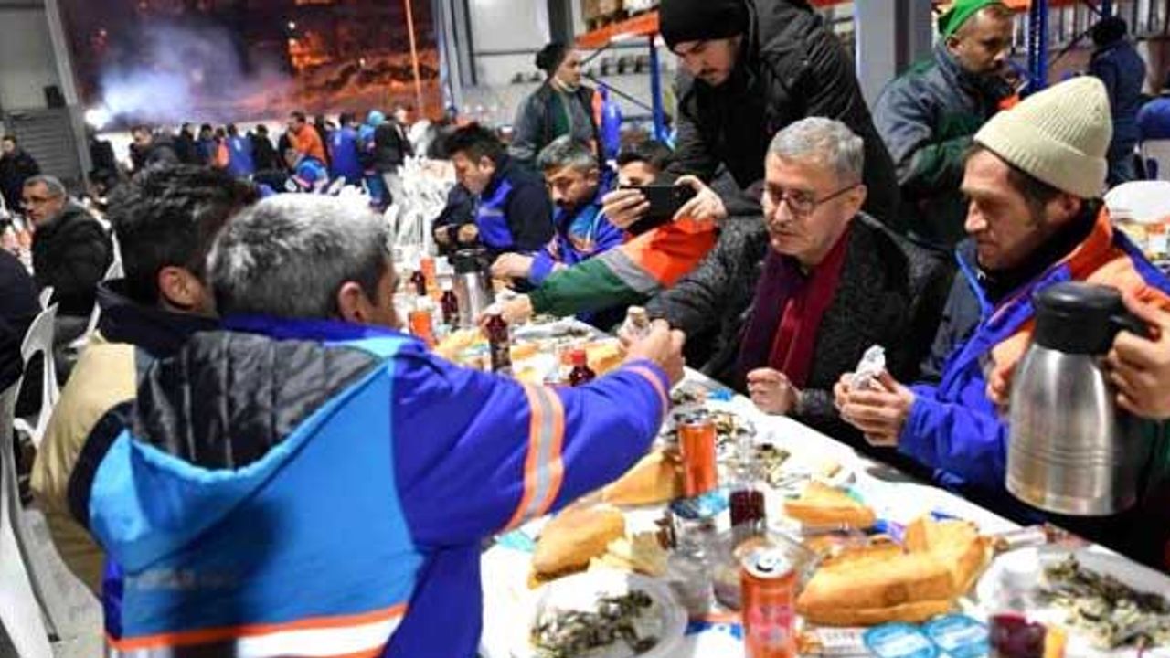 Üsküdar Belediye Başkanı Hilmi Türkmen karla mücadele ekibiyle balık ziyafeti yaptı