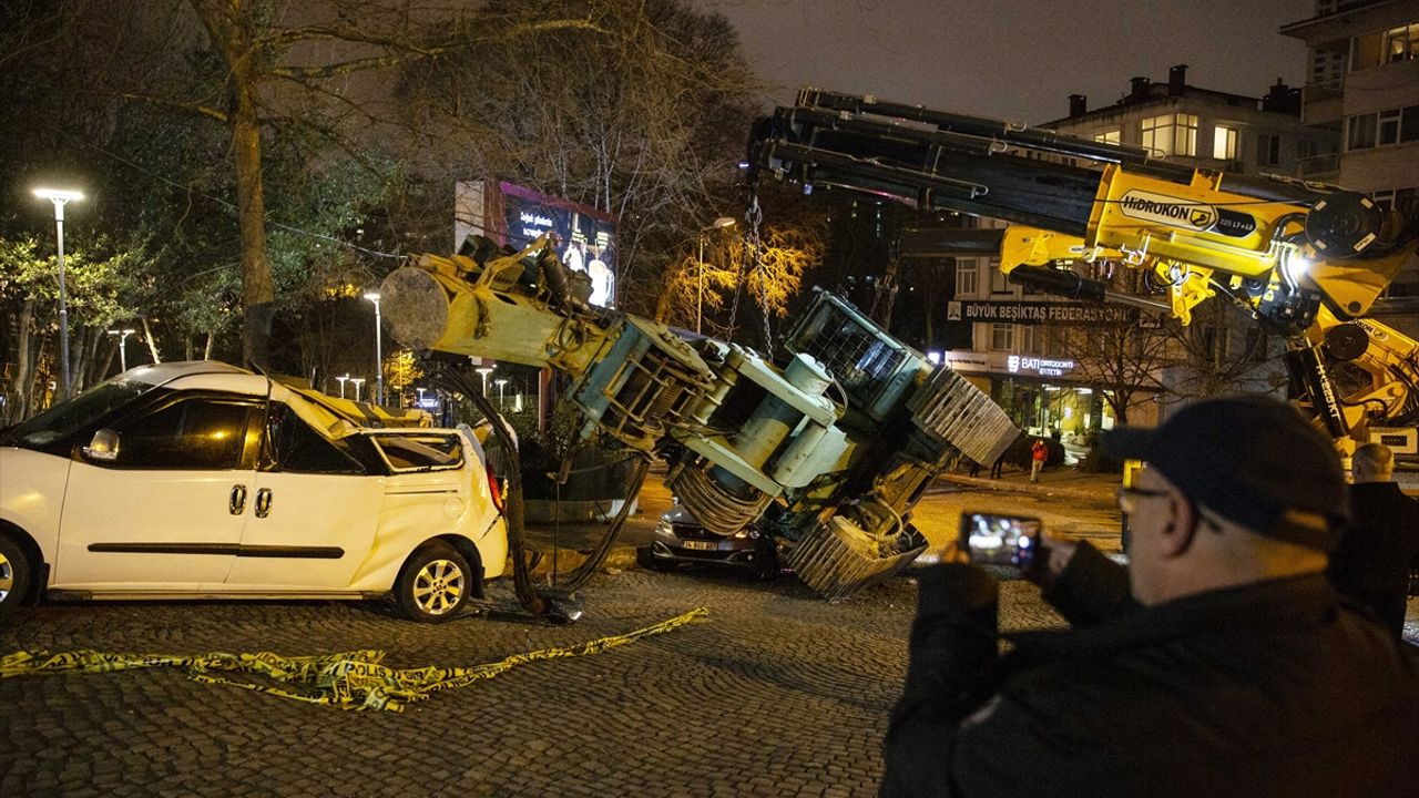 Beşiktaş'ta tırda yüklü iş makinesi 3 otomobilin üzerine devrildi