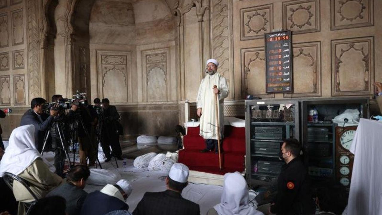 Diyanet İşleri Başkanı Erbaş Pakistan'daki tarihi camide dikkat çeken hutbe