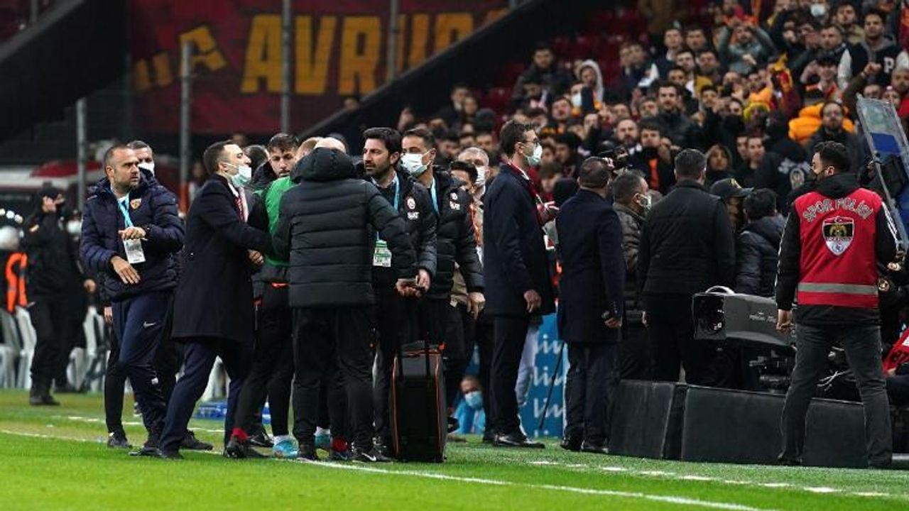 Galatasaray maçında 6 işareti yaptı ortalık karıştı!
