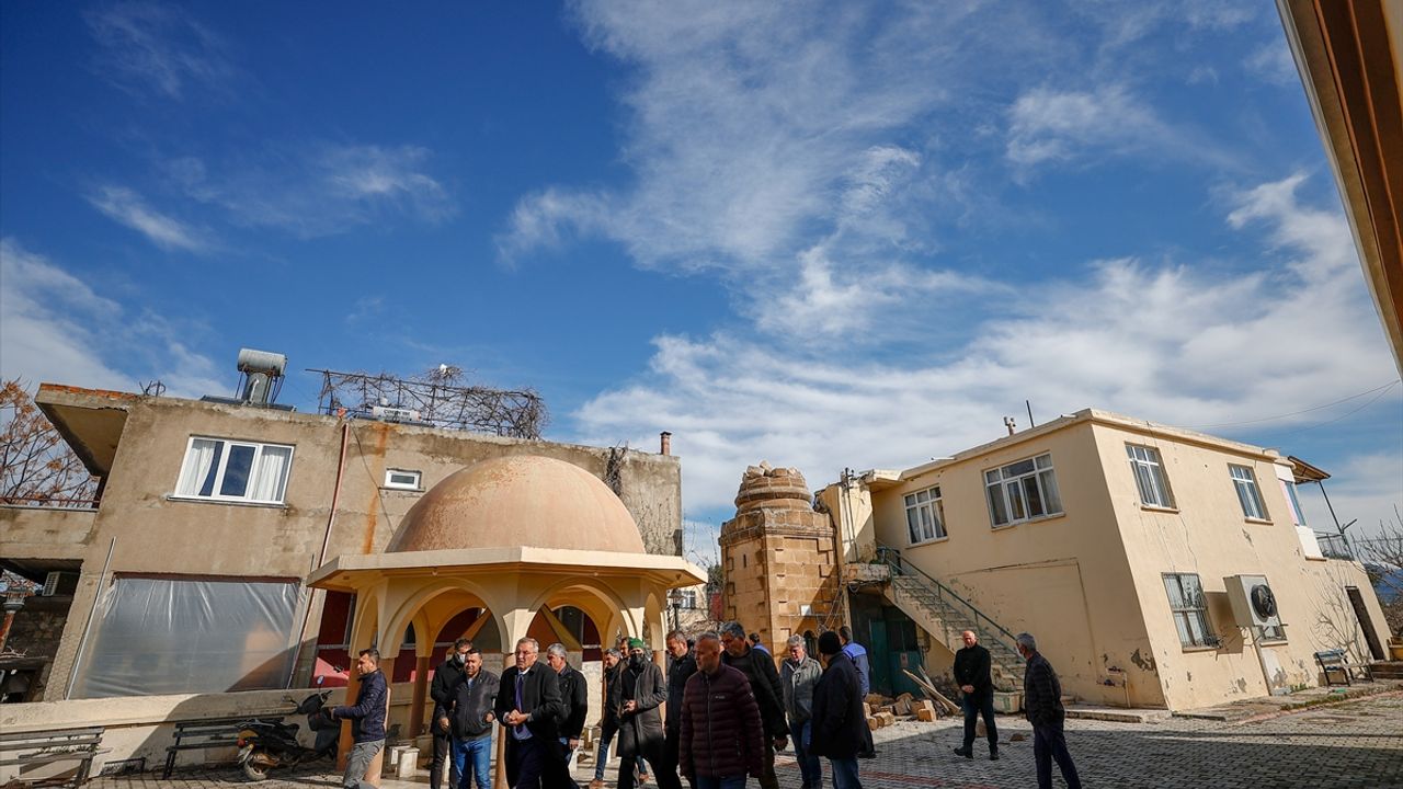 Antalya'da hortum cami minaresini yıktı, ev ve seralara zarar verdi