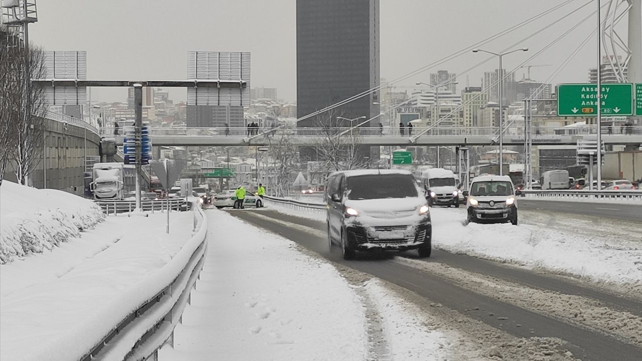İstanbul'da kar yağışı etkisini artırdı