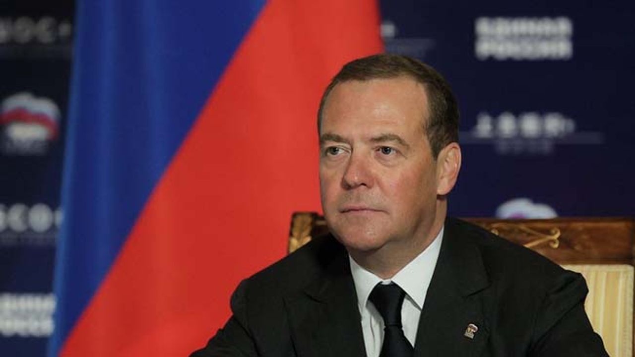 Medvedev: Avrupa, tavan fiyat uygularsa Rus gazını kaybedecek