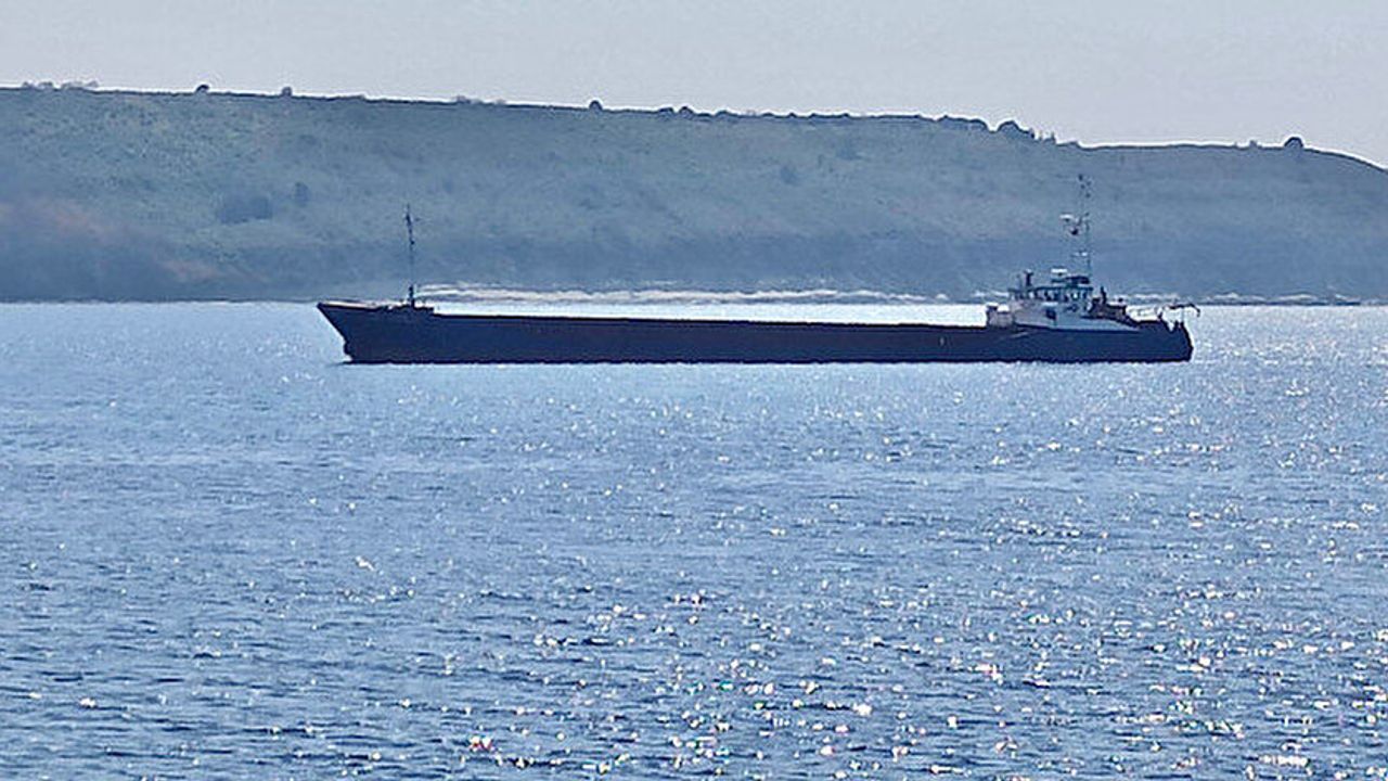 'Gelibolu' gemisi Çanakkale Boğazı'nda karaya oturdu