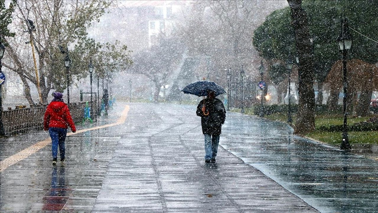 İstanbul'un bazı ilçelerinde karla karışık yağmur etkili oluyor
