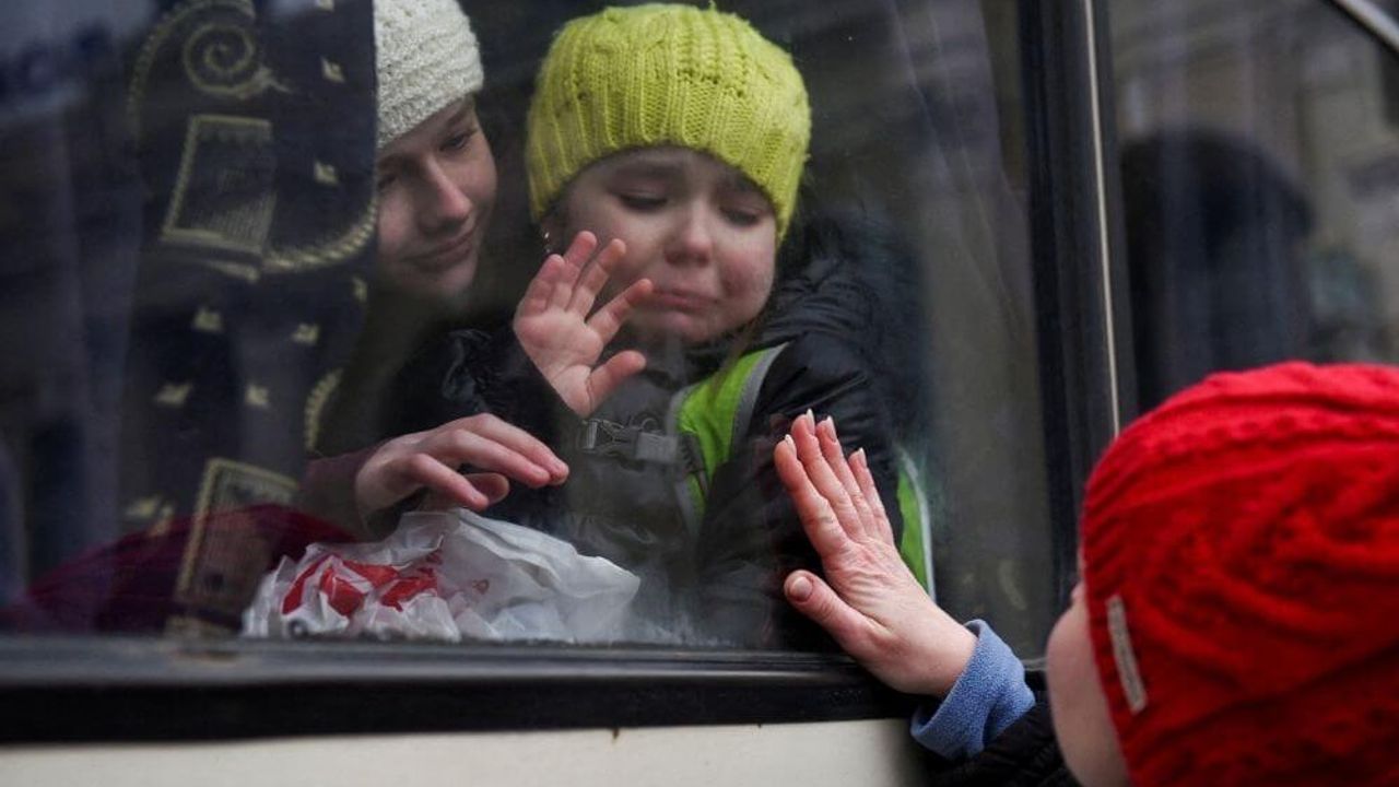 Ukrayna'dan tahliye edilen yetim çocuklar, Türkiye'ye getiriliyor