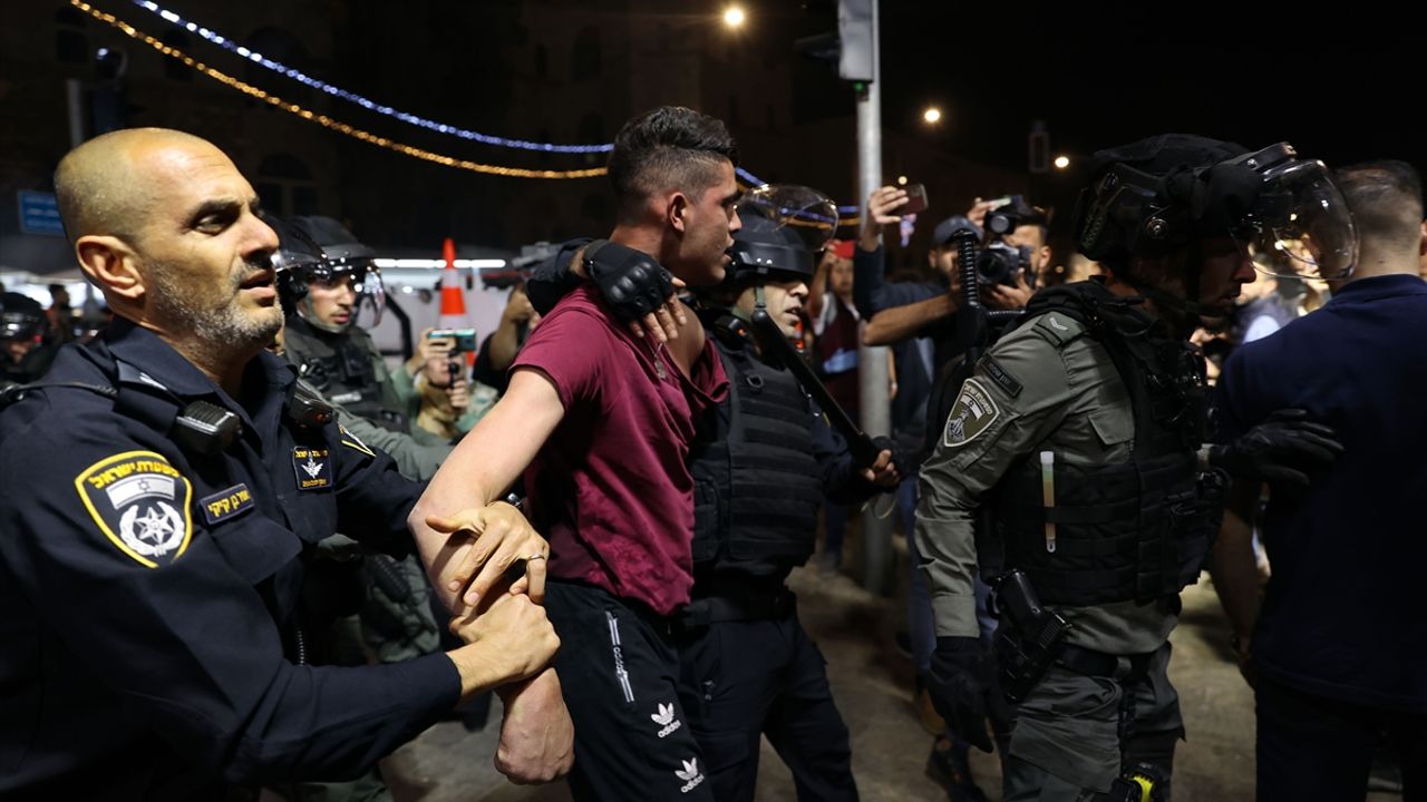 İsrail polisinden, Doğu Kudüs'te toplanan Filistinlilere müdahale