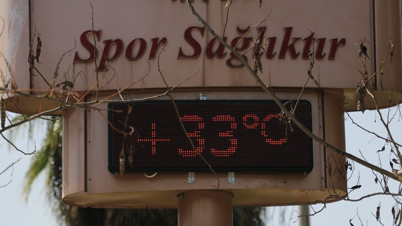 Adana'da sıcaklık arttı, termometreler 33 dereceyi gösterdi