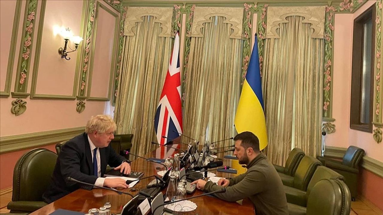Boris Johnson'dan Kiev'de Zelenskiy ile görüştü