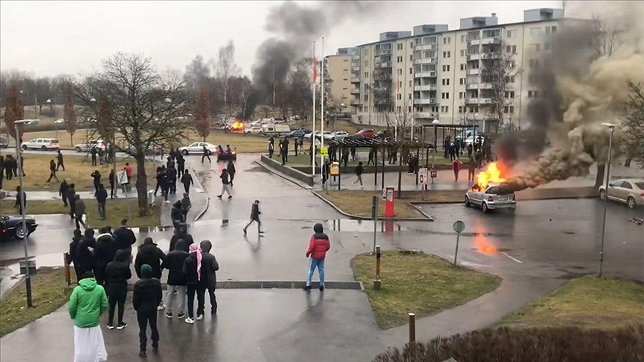 İsveç'te Kur'an-ı Kerim yakma provokasyonunu protestolarda 3 kişi yaralandı