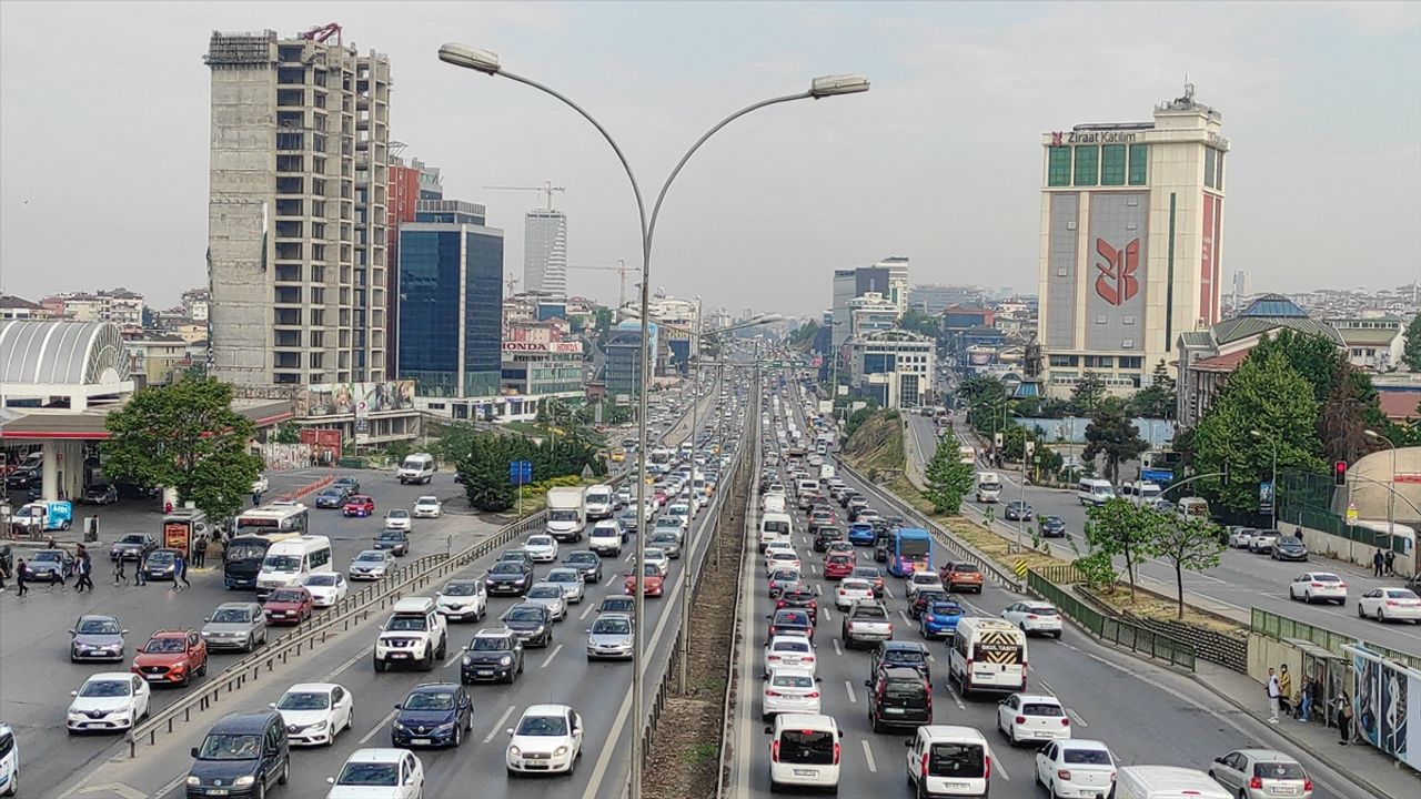 İstanbul yeni haftaya trafik yoğunluğuyla başladı
