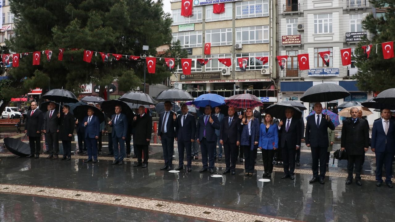 Samsun'da "19 Mayıs" dolayısıyla Onur Anıtına çelenk sunuldu
