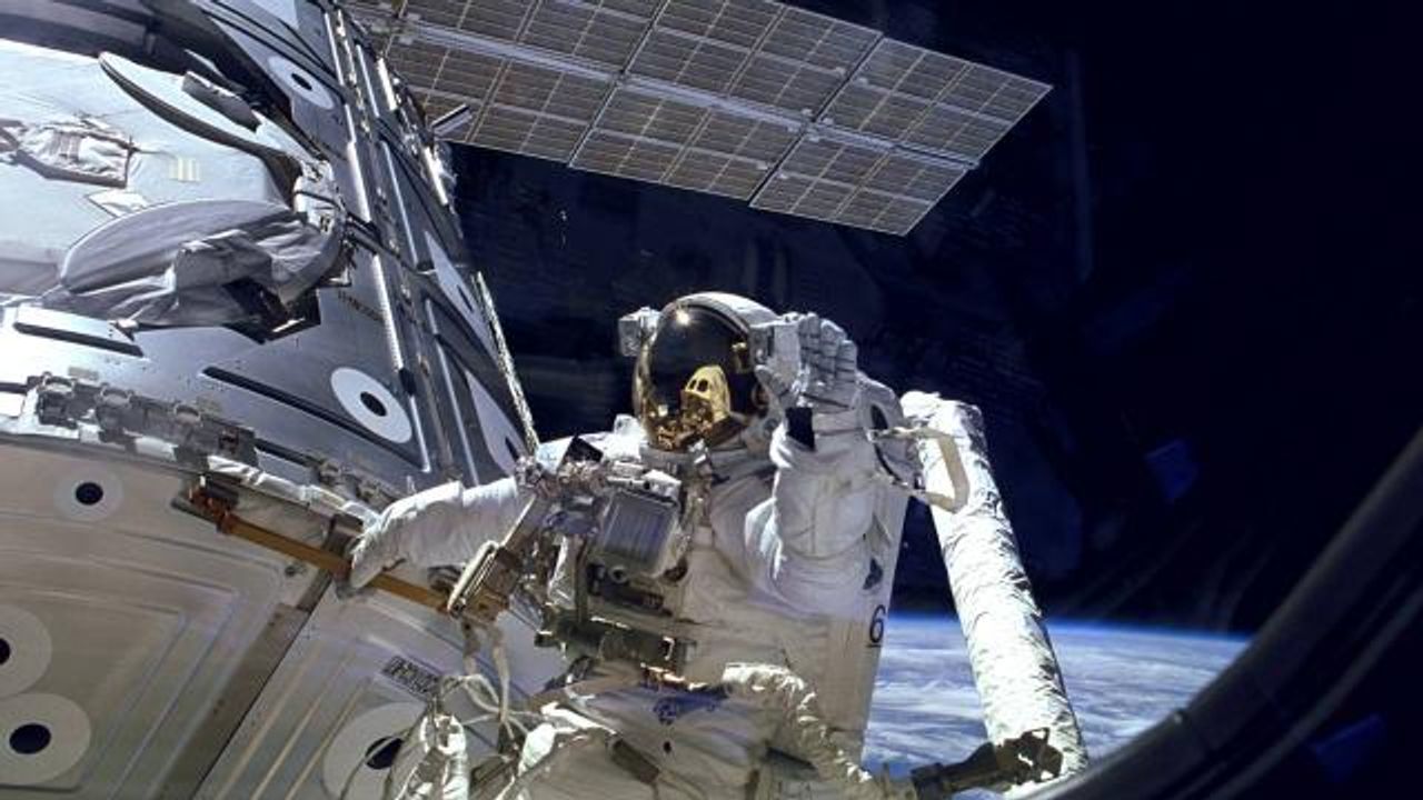 NASA'da alarm! Astronotun kaskına su doldu