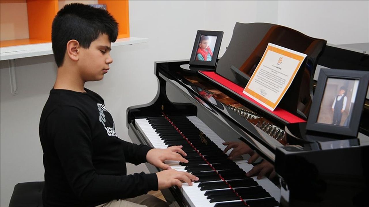 "Kusursuz kulak" Bager, Cumhurbaşkanı Erdoğan'ın gönderdiği piyanoyla beste yapıyor