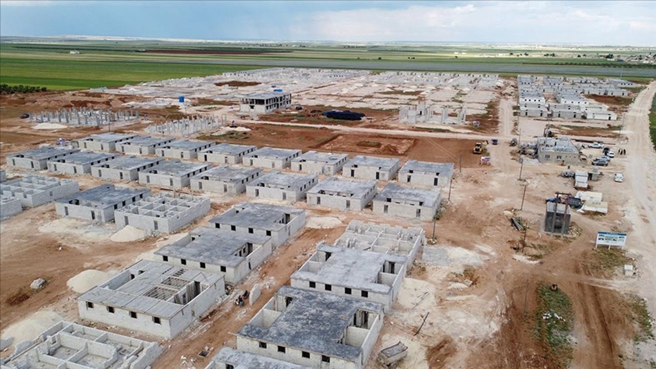 Suriye’de briket evler inşa ediliyor