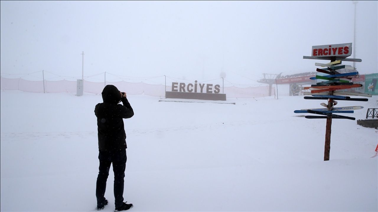 Erciyes Kayak Merkezi ile Sivas'ın yüksek kesimlerini kar kapladı