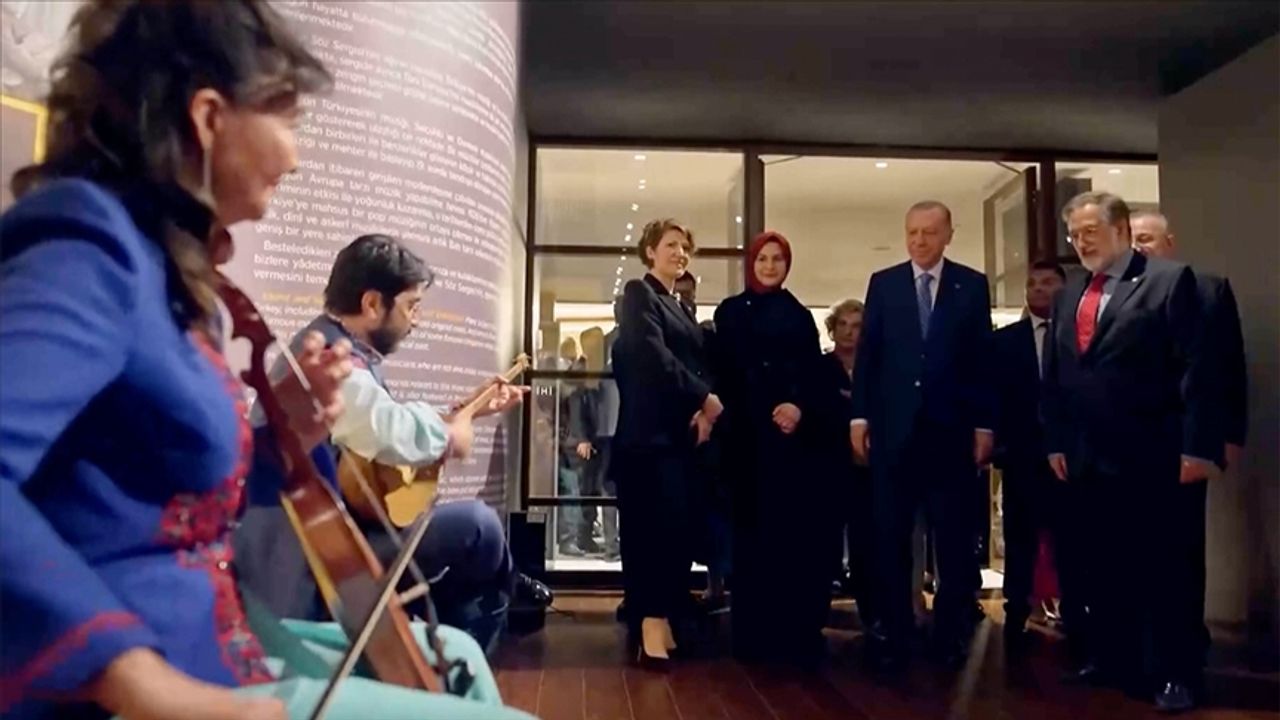 Cumhurbaşkanı Erdoğan, Türk Müziği Tarihi Sergisi'ni ziyaret etti