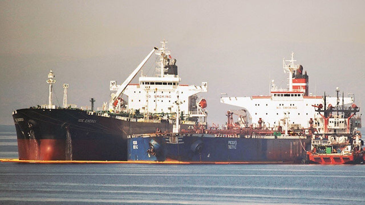 İran Basra Körfezi'nde müdahale ettiği Yunan tankerindeki petrole el koydu