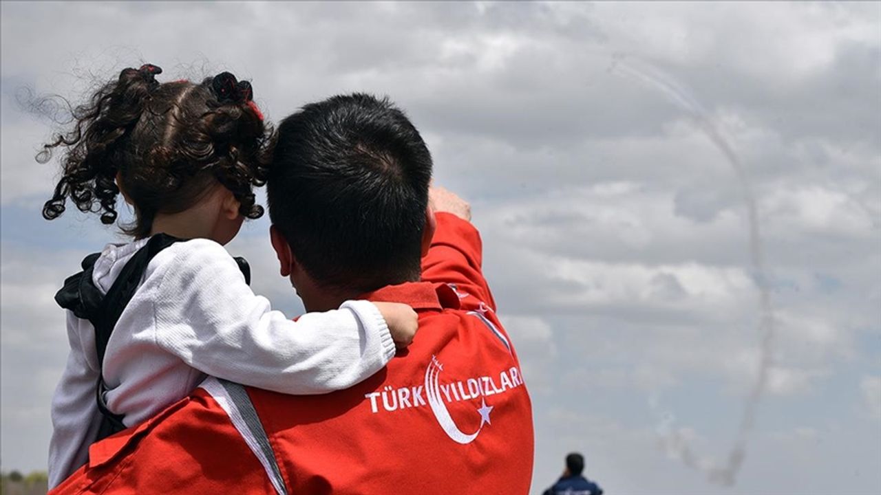 SOLOTÜRK ve Türk Yıldızları otizmli çocuklar için uçtu