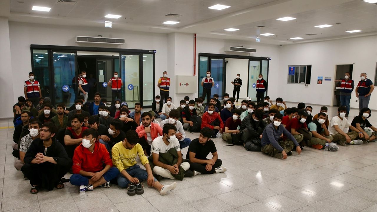 Ağustos ayında 10 bin 13 kaçak göçmen sınır dışı edildi