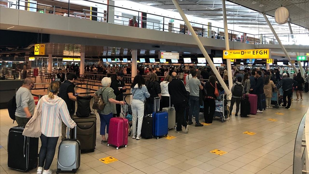 Amsterdam Schiphol Havalimanı'nda uçuşlar iptal ediliyor!