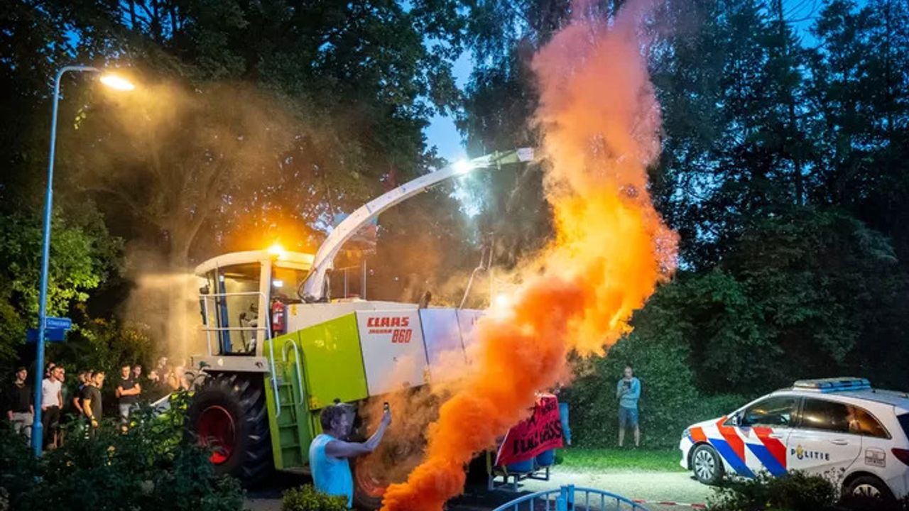 Hollanda'da protestocu çiftçilerden Doğa ve Azot Bakanı'nın evine saldırı