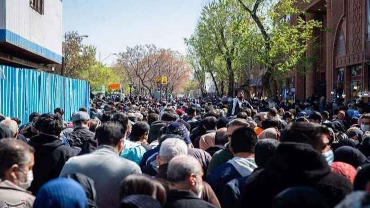 İran'ın birçok şehrinde esnaf ve emekliler hükümeti protesto etti
