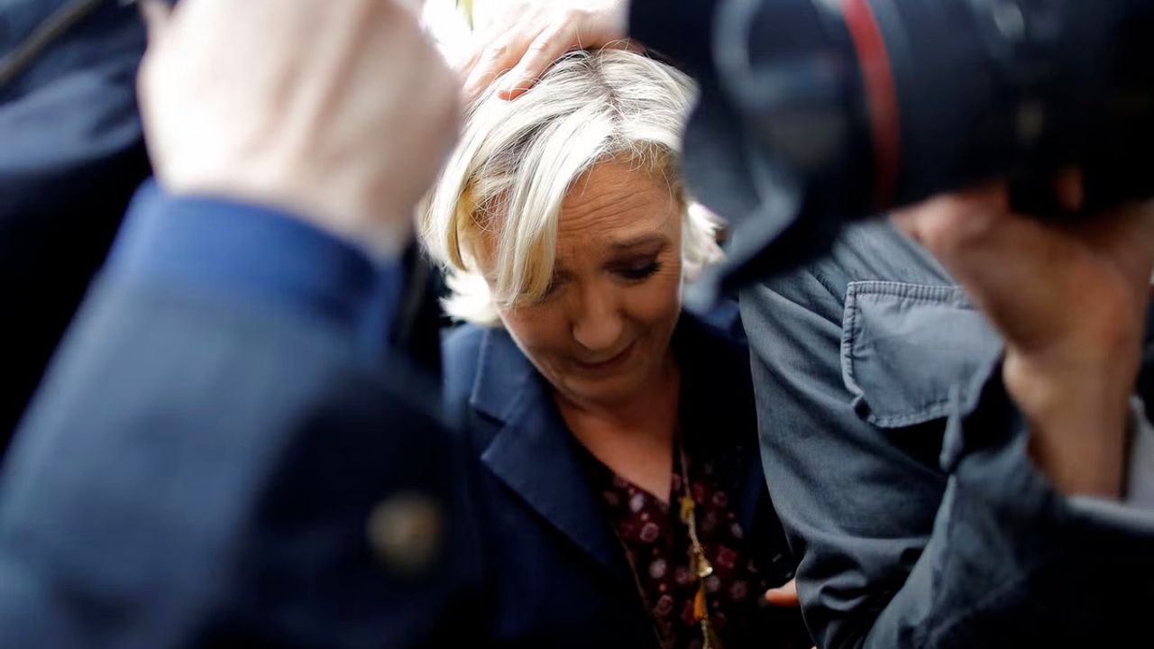 Le Pen, AB fonlarını zimmetine geçirdiği gerekçesiyle yargılanacak