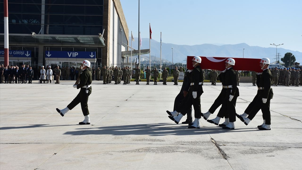 Pençe-Yıldırım Harekatı'nda şehit olan asker için Hakkari'de tören düzenlendi
