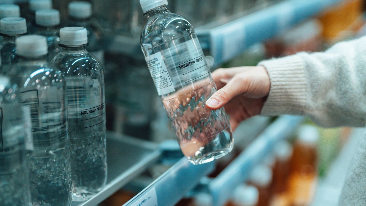 Fransa'da şişelenmiş suların yüzde 78'inde mikro plastik bulunuyor
