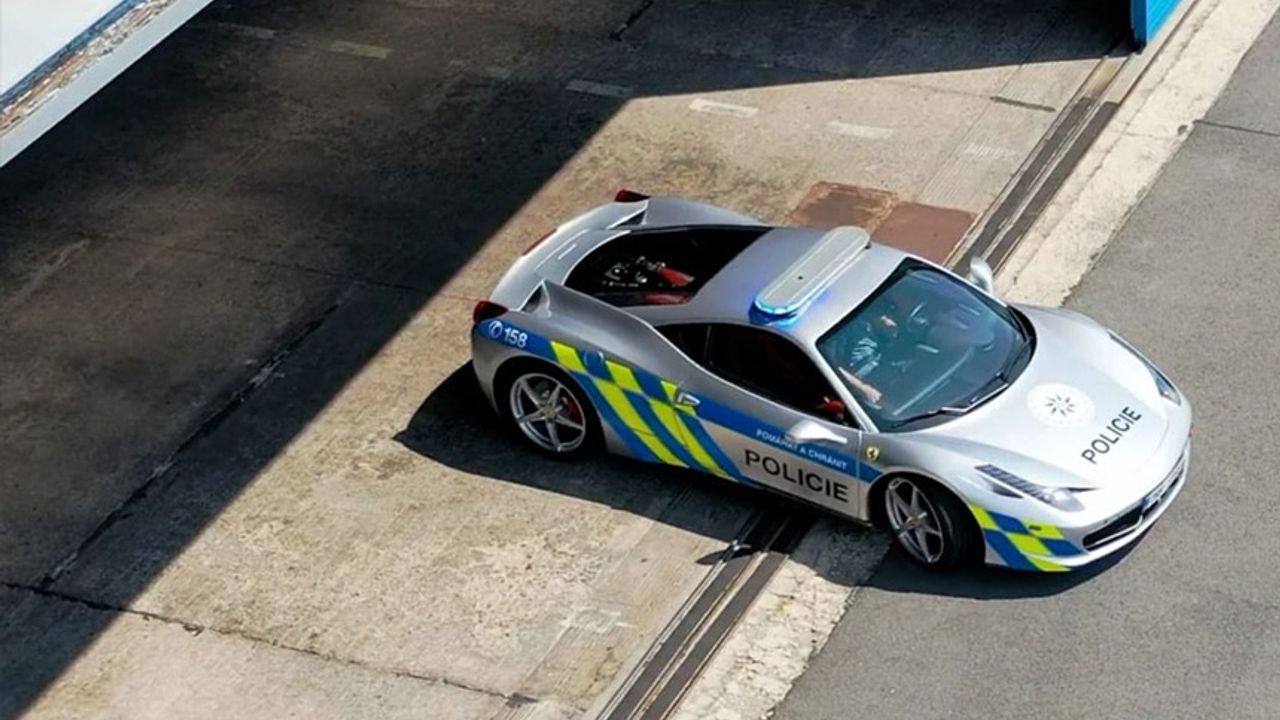 Çekya'da el konulan Ferrari polis aracı yapıldı