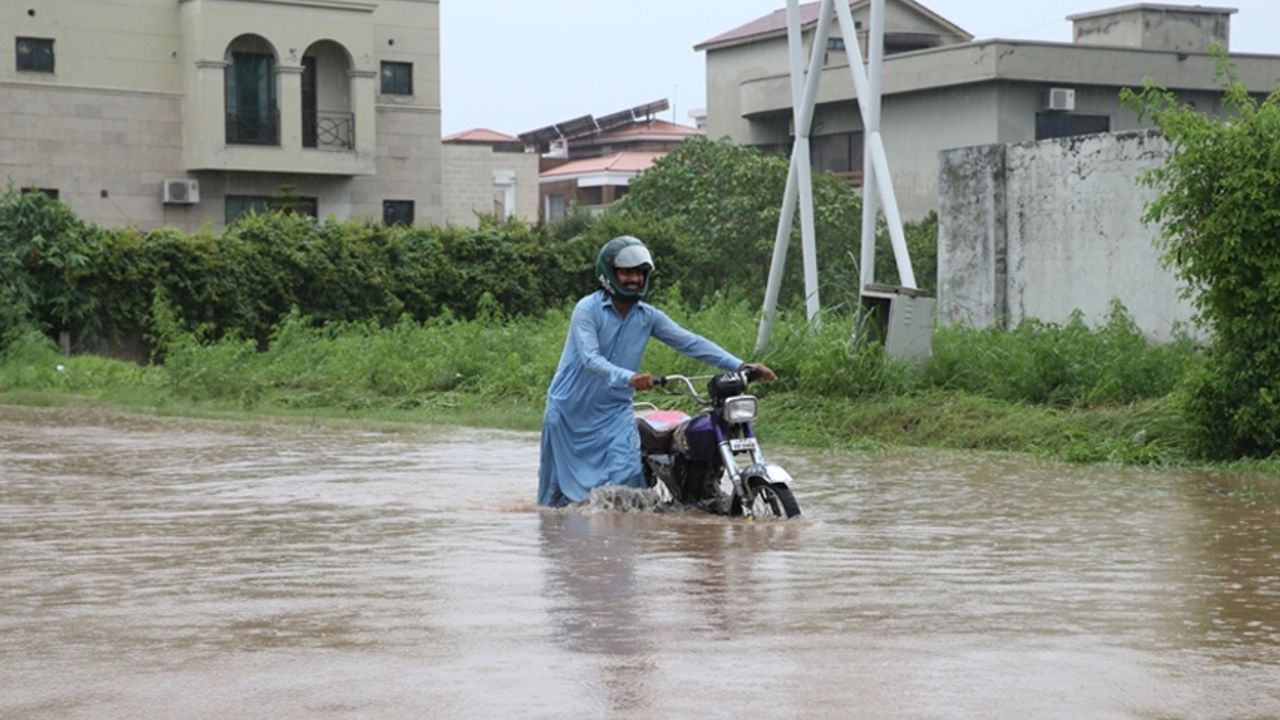 Pakistan'da muson yağmurları 32 kişinin ölümüne neden oldu