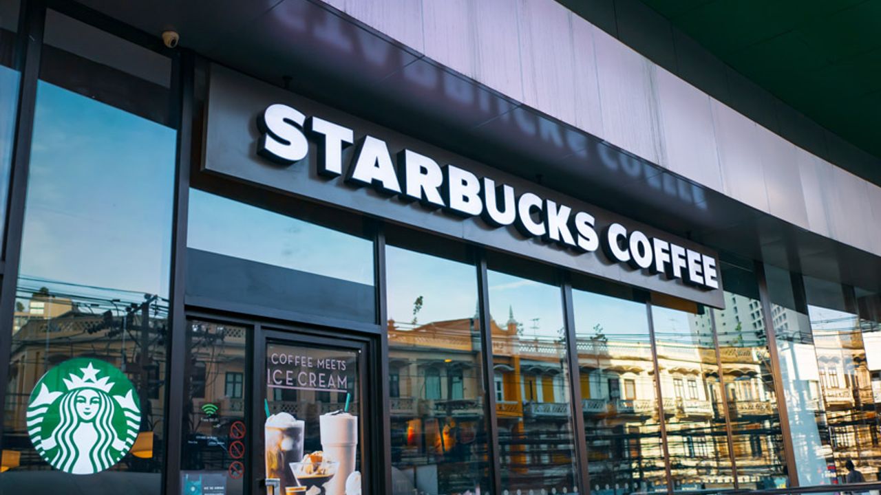Starbucks'ta skandal ırkçılık: Siyahi kadının bardağına 'maymun' yazdılar